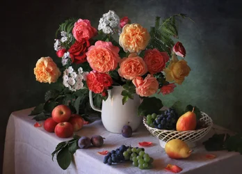 Gartenrosen und Früchte