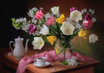 Frühlings-Tulpen und Tee