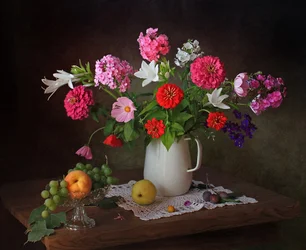 Sommerblumen und Früchte