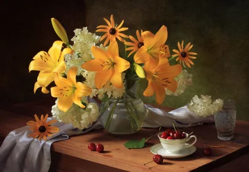 Lebendige Lilien und Kirschen