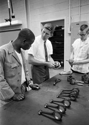 Automobilmechanikerausbildung am North Carolina Industrial Training Center im Jahr 1965