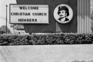 Ironisches Schild, das Christen mit einem Piratengesicht begrüßt, Virginia