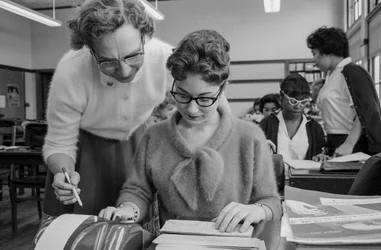 Lehrer und Schülerin in einer Buchhaltungsklasse an der James A. Garfield High School