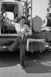 Die Lastwagenfahrerin Mildred Cooper steigt aus dem Führerhaus ihres Holztransporters
