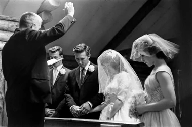 Junges Paar heiratet in der United Protestant Church von Palmer, Alaska