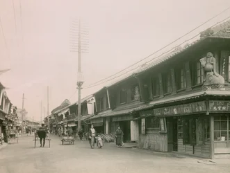 Eine Einkaufsstraße im Motomachi-Viertel von Kobe, um 1900 - 1915 (Fotografie)