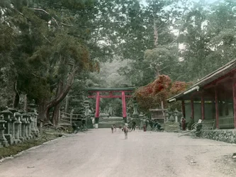 Eingang zum Laternen-Schrein im Kasauga Taisha Park, Nara, um 1900 - 1915