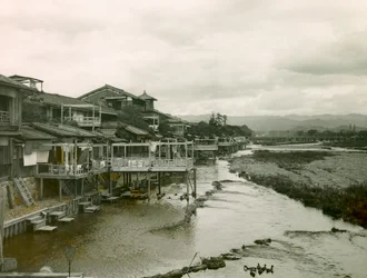 Haus am Kamo-Gawa-Fluss nahe Kyoto, um 1900 - 1915