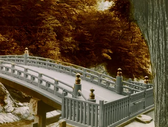 Die Shinkyo (heilige Brücke) in der Stadt Nikko, um 1900 - 1915