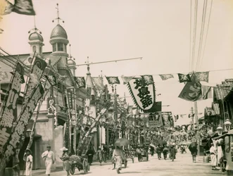 Theaterstraße im Shinkaichi-Viertel von Kobe, um 1900 - 1915