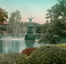 Blick auf den Kranichbrunnen im Hibiya-Park, Tokio, um 1900 - 1915