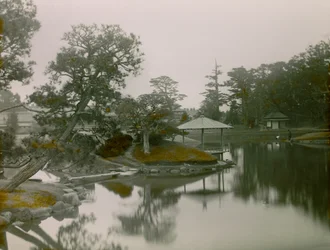 Ansicht des Koraku-en japanischen Gartens in Okayama, um 1900 - 1915