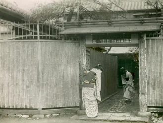 Junge japanische Frau besucht eine Freundin, um 1900 - 1915
