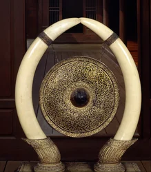 Ein Gong, der an Elefantenstoßzähnen hängt