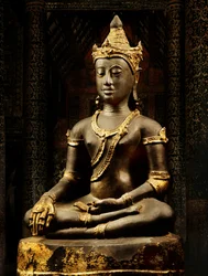 Lanna-Buddha mit Insignien geschmückt