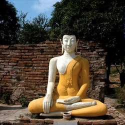 Eine Buddha-Statue außerhalb des Tempels
