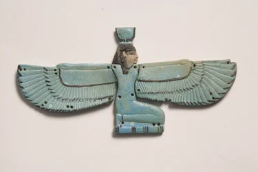 Pektorale der geflügelten Göttin Isis (Fayence)