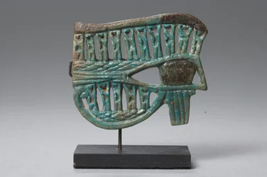 Wedjat-Augenamulett mit Figuren des Gottes Nehebkau