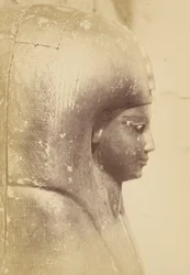 Nahaufnahme des Sarkophags der Königin Aah-Hotep (Profil)