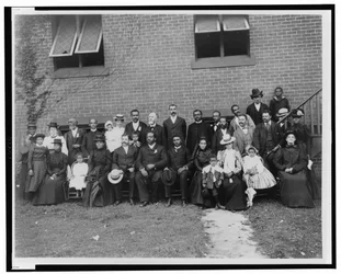 Mitglieder der Ersten Kongregationalkirche, Atlanta, Georgia, vor der Backsteinkirche posierend