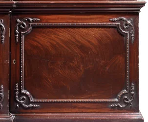 Ein George III Bücherschrank mit gebrochenem Front