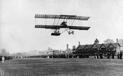 Grahame White fliegt seine Maschine vom Ranelagh Club, im selben Jahr wie der Manchester-Flug, 1910