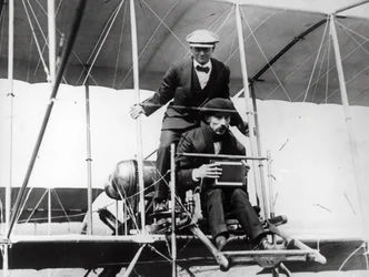 Thomas E. Grant mit Mr. Lewis Turner in einer Flugmaschine, um die Sonnenfinsternis zu fotografieren, 1912
