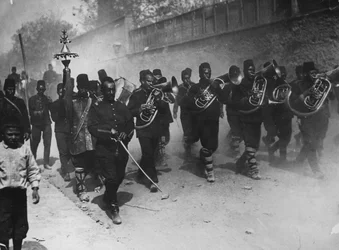 Triumphaler Einzug in Konstantinopel durch junge türkische Soldaten, Mai 1909