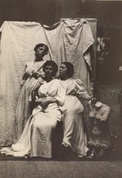 [Die Cook-Cousins in klassischer Tracht in Eakins