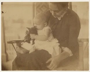 [Frances Crowell und Kind mit Kätzchen]