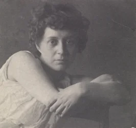 [Katherine Cook in klassischem Kostüm]