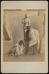 [Zwei männliche Studenten in griechischer Kostümierung vor einem Gipsabguss der Aphrodite im Gipsraum der Pennsylvania Academy]