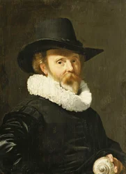 Ein Conchologe hält eine Nautilus-Schale