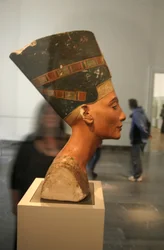 Büste der Nofretete (ca. 1370- ca. 1330 v. Chr.) Große Königliche Gemahlin (Hauptgemahlin) des ägyptischen Pharaos Echnaton. Nofretete und ihr Ehemann waren für eine religiöse Revolution bekannt. Sie begannen, nur einen Gott zu verehren, Aten, die Sonnensc