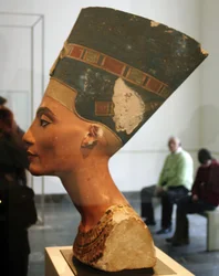 Porträtbüste der Nofretete (14. Jahrhundert v. Chr.) Königin-Gemahlin des Pharaos Echnaton im Ägyptischen Museum im Alten Museum Berlin.