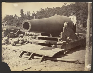[Soldat mit großer Kanone]