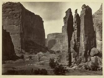 Cañon de Chelle, Wände des Grand Cañon, etwa 1200 Fuß hoch, 1873