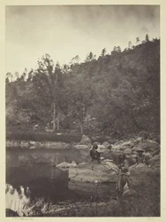 Blick auf den Apache-See, Sierra Blanca Range, Arizona, zwei Apache-Scouts im Vordergrund