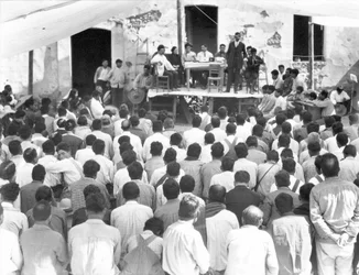 Treffen der Campesinos: Am Tisch Xavier Guerrero und Julio Antonio Mella, Jalapa, Mexiko, 1927