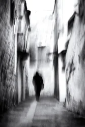 Verschwommene Figur in Gasse