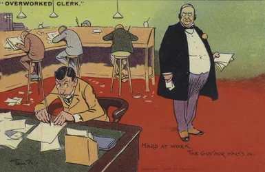 Überarbeiteter Angestellter, fleißig bei der Arbeit, der Chef kommt herein