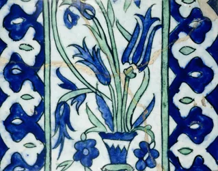Isnik-Fliese mit einer Vase mit Blumen und Rändern
