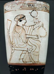 Attische weiße Lekythos, die eine Frau zeigt, die einen Kranz flechtet, ca. 475-420 v. Chr.