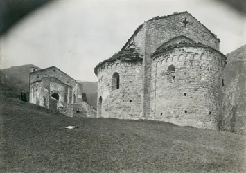Apsis in der Abtei San Pietro al Monte, Civate, Lombardei, Italien, Fotografie von Ugo Monneret de Villard, um 1910