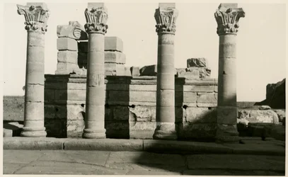 Kolonnade des römischen Nymphäums, Dendera, Ägypten, Fotografie von Ugo Monneret de Villard