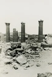 Säulen und Ruinen des Tempels im Großen Gehege, Musawwarat es Sufra, Sudan, Fotografie von Ugo Monneret de Villard