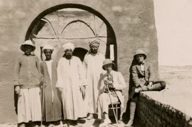 Vier Arbeiter, Architekt Ferdinando Reggiori und Archäologe Ugo Monneret de Villard im Kloster St. Simeon, Assuan, Ägypten, Foto von Ugo Monneret de Villard