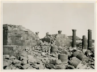 Großes Gehege, Blick auf Mauern und Säulen des Großen Tempels, Musawwarat es Sufra, Sudan, Fotografie von Ugo Monneret de Villard