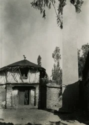 Haus neben Stele, Axum, Äthiopien, Fotografie von Ugo Monneret de Villard