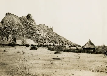 Hütten in der Nähe von Gebel Sagadi, Sudan, Fotografie von Ugo Monneret de Villard, ca. 1930
